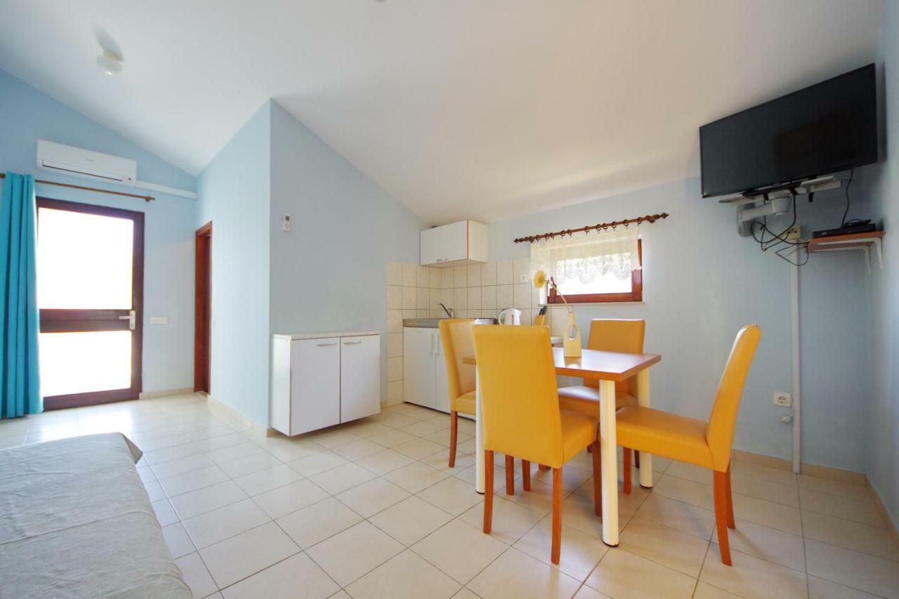 Apartments Eduard Vrsi Exterior photo